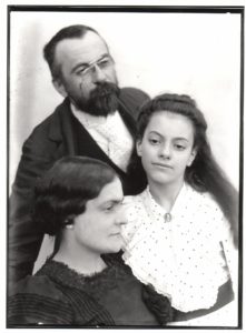 Alfred Bruneau avec Philippine et Suzanne